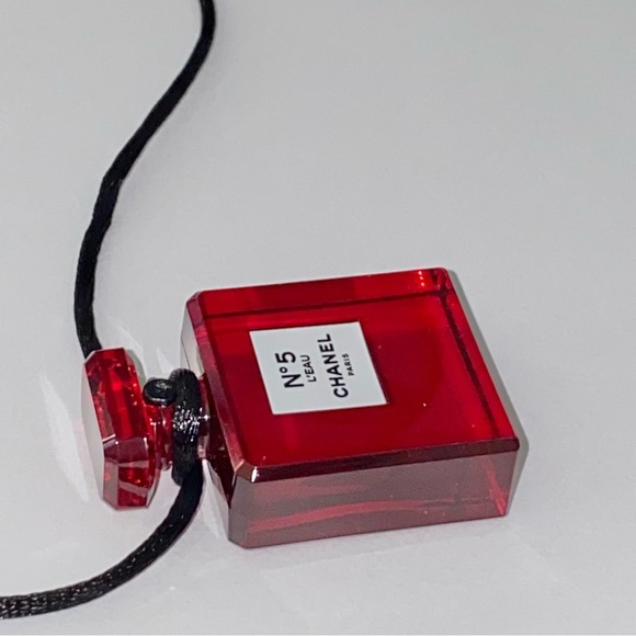 CHANEL Paris No 5 L’eau Red Plexiglass Perfume Bottle Charm Pendant Necklace - Picture 5 of 11